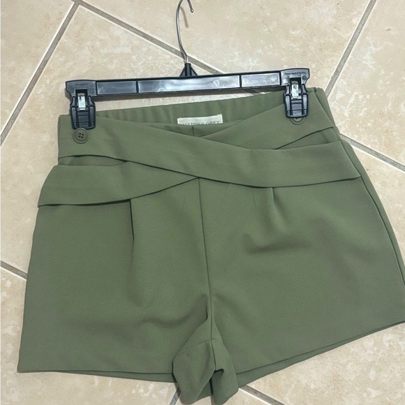 🔴 5 x $19 | Sage Green High Waist Shorts with Crossover Design - Picture 1 of 3
